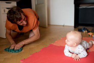 Viki se učí nápodobou, příště už bude podlahu umývat sám