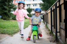 Bělka a Hnělka opět v akci(asi na 5 minut, poté přišel slejvák a oba koníčci, kočárek s Vikim i tatínek se jen tak tak stihli schovat pod klouzačku)