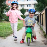 Bělka a Hnělka opět v akci(asi na 5 minut, poté přišel slejvák a oba koníčci, kočárek s Vikim i tatínek se jen tak tak stihli schovat pod klouzačku)