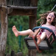 I skoroškolačka si to na batolecí houpačce umí náramně užít