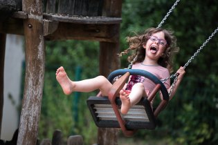 I skoroškolačka si to na batolecí houpačce umí náramně užít