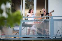 Na komínských balkónech se stále něco děje