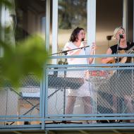 Na komínských balkónech se stále něco děje