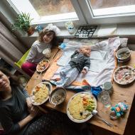 Miminko mezi talíři... zatím se ještě vejde