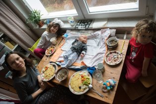 Miminko mezi talíři... zatím se ještě vejde