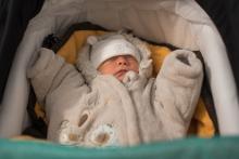 Kosmonaut letí na vesmírnou výpravu - kolem paneláku a zpátky