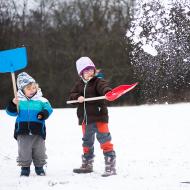 Tom s dětmi objevili sníh, a užili si ho do poslední vločky