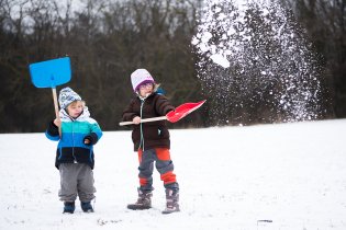 Tom s dětmi objevili sníh, a užili si ho do poslední vločky