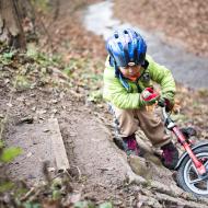 Radovánek trval na tom, že svoje odrážedlo přenese přes potok sám... a fakt to dal