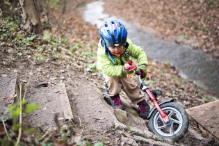 Radovánek trval na tom, že svoje odrážedlo přenese přes potok sám... a fakt to dal