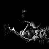 Radovánek zapisuje kódy z nápovědy upíří kešky - koronaverze tradiční upíří stezky v našem lese