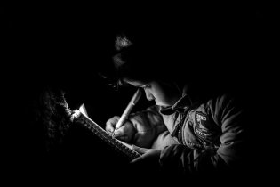 Radovánek zapisuje kódy z nápovědy upíří kešky - koronaverze tradiční upíří stezky v našem lese