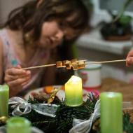 Netradiční využití adventního věnce, to dospělák prostě nevymyslí :-)