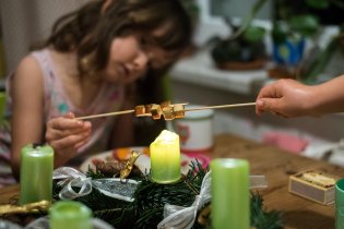 Netradiční využití adventního věnce, to dospělák prostě nevymyslí :-)
