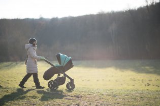 Spal v kočárku, když nás vzácné sluníčko vytáhlo na procházku