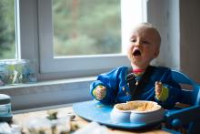 Zlobil se, že se musí krmit sám