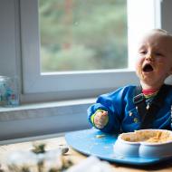 Zlobil se, že se musí krmit sám