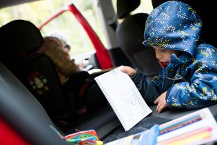 Většinou děti v autě kreslí, co na výletě zažily. Tentokrát Radovánek ztvárnil tatínka s plínkou a chlupatýma nohama.