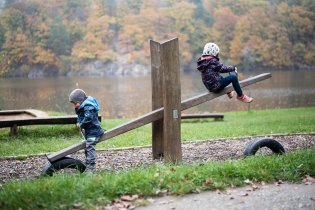 Klasické houpání už je omrzelo, tak to zkouší pozpátku