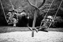 Jestlipak pánové inženýři neudělali př plánování tohoto hřiště chybu a trajektorie dvou houpačů se přeci jen neprotnou?