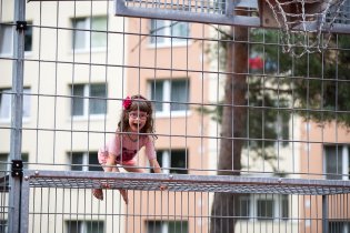 Divoké zvíře se nějakým nedopatřením dostalo na vnější stranu klece