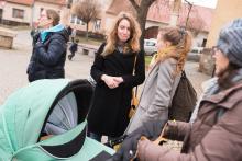 Viky v obležení žen před kostelem