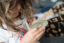 Babička Jitka vytáhla krabici s retrohračkami