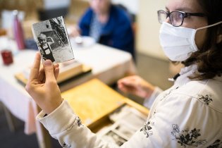 Prohlížení archivních fotek u prababičky - velká motivace k třídění a archivaci fotek