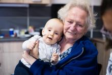 Hmm, jak moc se asi dají ty nožičky od brýlí ohnout? :-)