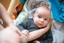 Je libo podrbat za ouškem, bráško?