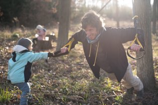 Při kácení stromů v lese napadeném kůrovcem je každá pomocná ruka dobrá