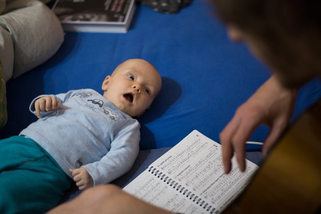 Večerní hudební pásmo, kytara zatím na Vikyho zabírá