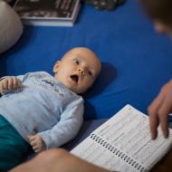 Večerní hudební pásmo, kytara zatím na Vikyho zabírá