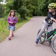 Verunka právě řekla něco tak moudrého, že Tim málem spadl z kola