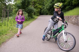 Verunka právě řekla něco tak moudrého, že Tim málem spadl z kola