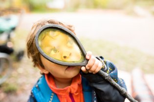 Milá babočko, řekni mi, kdo je při pohledu skrze Tvé tykadlo v zemi zdejší nejkrásnější?