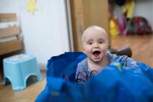 Viki dostal plnou tašku hraček, a že prý nejlepší je ta taška