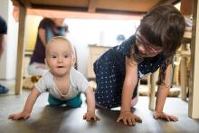 Pod stolem to žije, ale neměly by tu být nějaké drobky?