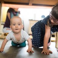 Pod stolem to žije, ale neměly by tu být nějaké drobky?