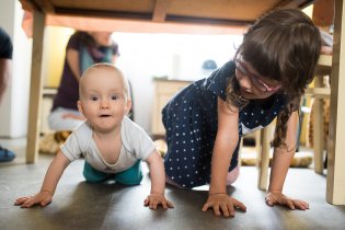 Pod stolem to žije, ale neměly by tu být nějaké drobky?