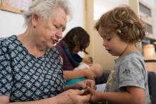 Nejoblíbenější hračky u prababičky jsou takové dřevěné suvenýry dovezené z nějaké dovolené před více než 20-ti lety