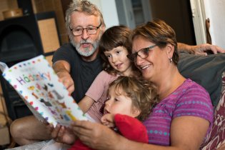 Společné luštění hádanek s babi a dědou v Litoměřicích