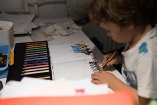 Děda s babičkou přivezli nové pastelky, tak to dnes nepůjdeme spát dříve...