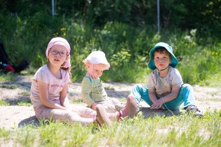 Popelit se na prašné cestě je rozhodně větší zábava, než jít zkoumat krásy přírodní památky!