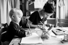 Viki pilně trénuje, aby mohl sám zapisovat do naší rodinné kroniky