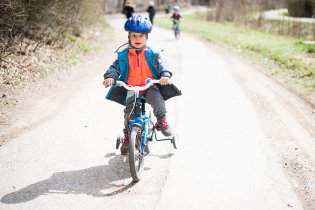 Jezdí - a nám se otevírají nové obzory, co se vzdáleností týče