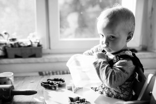 Ano, i já už pomáhám s pečením