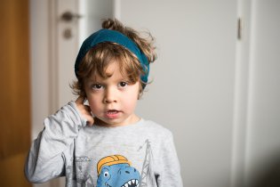 Pan čáp ztratil čepičku, jakou měla barvičku? A nebo to nebyla čepička?