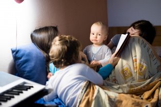 Ranní čtení. Radovánek dokonce vybral Bibli!