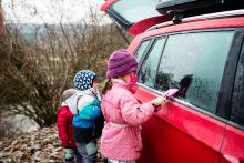 Ještě, že na škrabání omrzlého auta máme tolik pomocníků